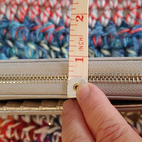 🍁LARGE GUESS WALLET WITH WRISTLET LIGHT GRAY/STONE COLOR - Picture 8 of 13